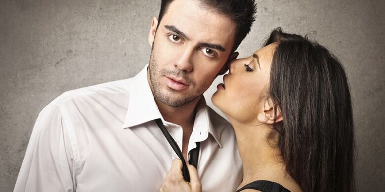 e Meedchen verféiert e Mann, deen d'Potenz erhéicht